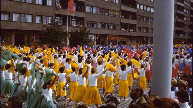 Průvod kráčející po Letenské pláni směrem k Holešovicím (1980).