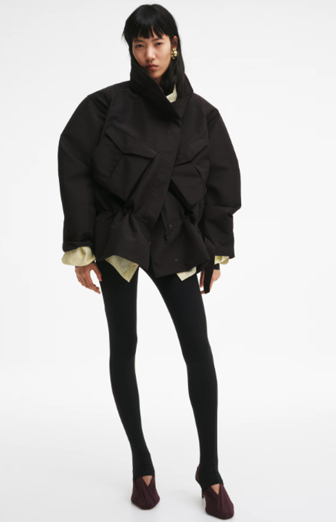 S řaseným pasem, H&M, 979 Kč S řaseným pasem, H&M, 979 Kč
