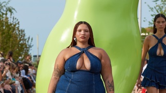 Z přehlídky irské designérky Sinéad O'Dwyer, vítězky ceny Zalando Visionary Award
