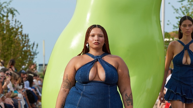 Z přehlídky irské designérky Sinéad O'Dwyer, vítězky ceny Zalando Visionary Award
