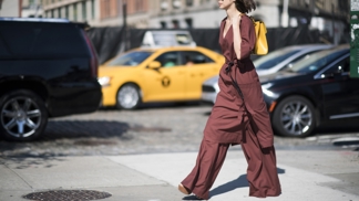 Street style trend: Šaty přes kalhoty