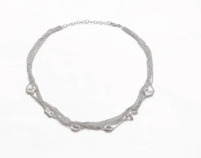 Stříbrný náhrdelník s písmeny, 16800 Kč, prodává Lhotskajewellery