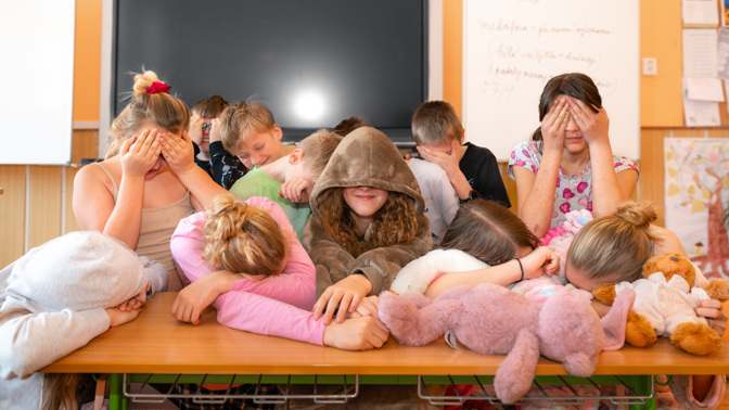 Pokud se ve třídě objeví šikana ať už v jakékoli podobě, nastupuje proškolený KiVa tým. Pokud se ve třídě objeví šikana ať už v jakékoli podobě, nastupuje proškolený KiVa tým.
