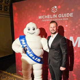 Jan Knedla na slavnostním ceremoniálu Michelin Guide Czechia, během něhož Papilio dosáhlo historického úspěchu.