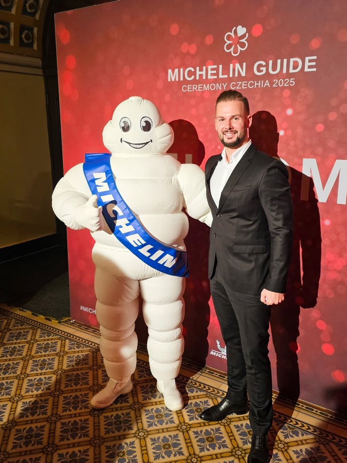 Jan Knedla na slavnostním ceremoniálu Michelin Guide Czechia, během něhož Papilio dosáhlo historického úspěchu.