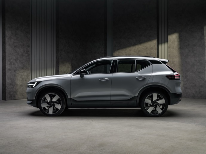 Volvo EX40 má dojezd na jedno nabití až 575 km. 