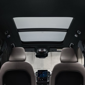 Atmosféru modelu Volvo XC40 dotváří panoramatická střecha.