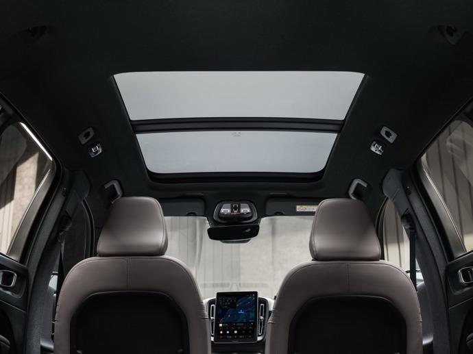Atmosféru modelu Volvo XC40 dotváří panoramatická střecha.