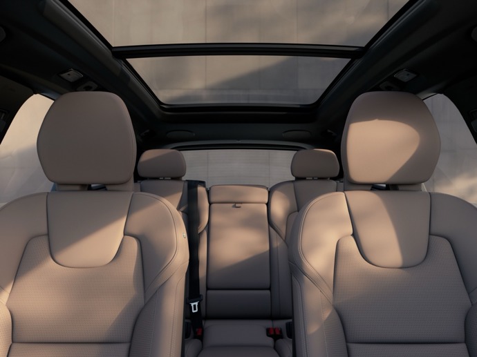 Ve Volvo XC60 budete chtít zůstat na dlouhé cesty, protože vám nabídne neskutečné pohodlí, jednoduché ovládání a hlavně zase o další kus větší bezpečnost. 