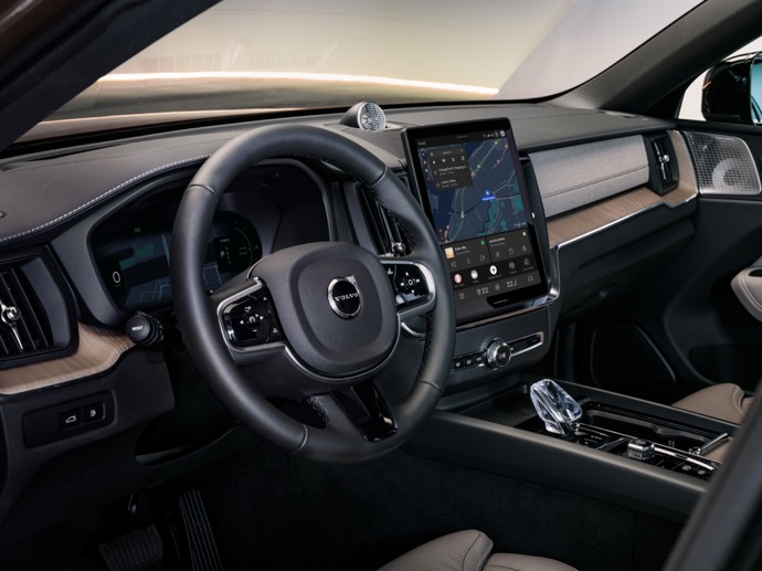 Nové Volvo EX60 má ještě příjemněji zasazený ovládací tablet, se kterým se vám bude pracovat jednoduše a rychle. 