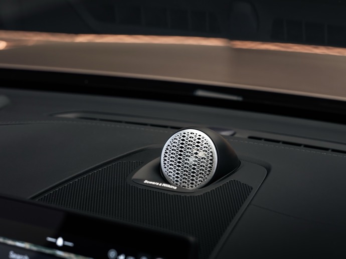 Nechybí ani perfekční zvuk, který vám dopřeje špičkový audiosystém Bowers & Wilkins.