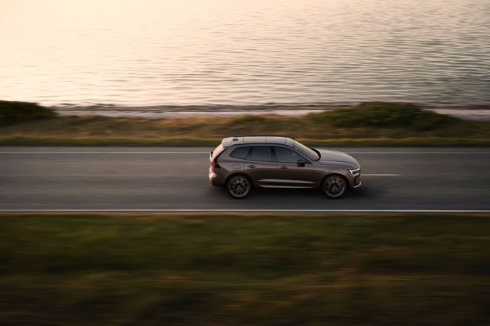 Nový model Volvo XC60 je skvělé rodinné auto, ale pro svůj design ho ocení i žena, která si přeje na své cesty to nejlepší na trhu. 