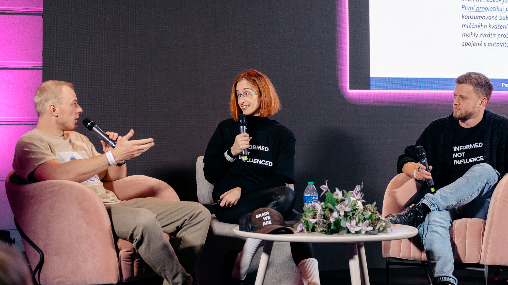  

Vědkyně Barbara Paldus a zakladatelé projektu Brain We Are na pódiu beauty festivalu ELLEphoria
