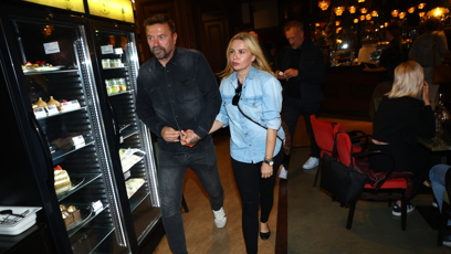 FOTO: Kateřina Kristelová a Tomáš Řepka při odchodu z premiéry.