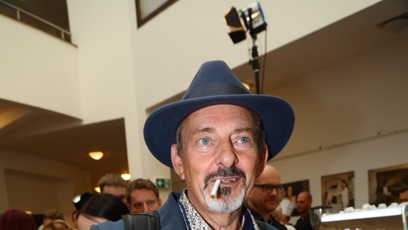 FOTO: Otakar brousek mladší s cigaretou v ústech.
