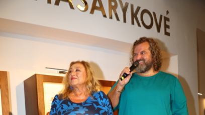 FOTO: Halina Pawlowská s Josefem Maršálkem na pódiu.