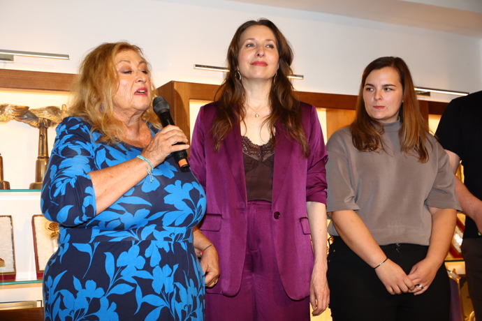 Halina Pawlowská s mikrofonem. 