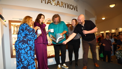 FOTO: Společně pak celou kuchařku Zimní pokřtili.