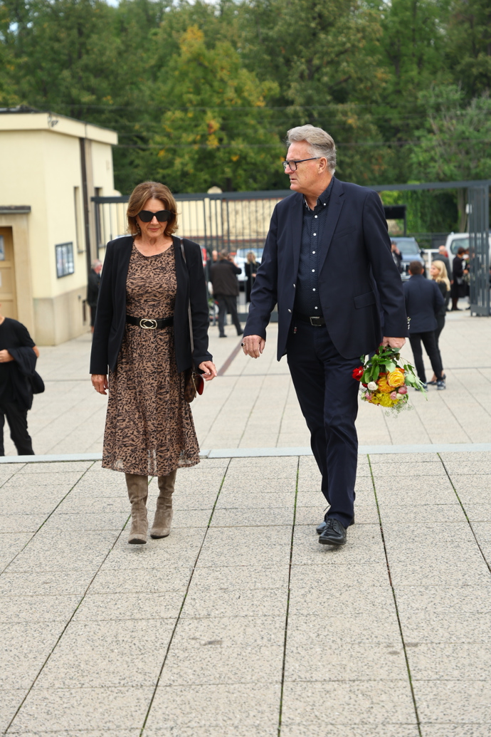 Marie Rottrová na pohřbu Richarda Tesaříka.