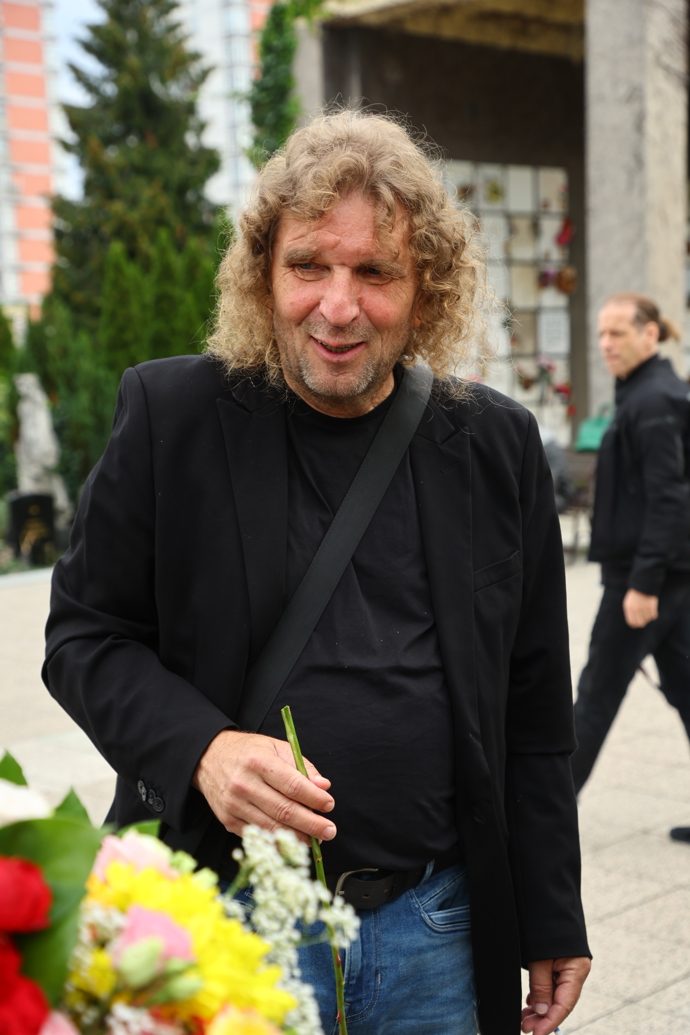 Hudebník Miroslav Barabáš na pohřbu Richarda Tesaříka.