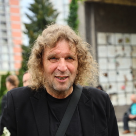 Hudebník Miroslav Barabáš na pohřbu Richarda Tesaříka.