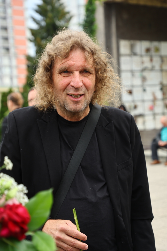 Hudebník Miroslav Barabáš na pohřbu Richarda Tesaříka.