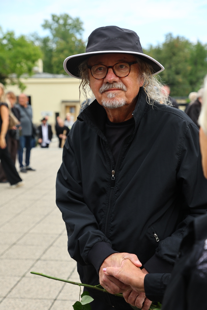 Ondřej Hejma na pohřbu Richarda Tesaříka.