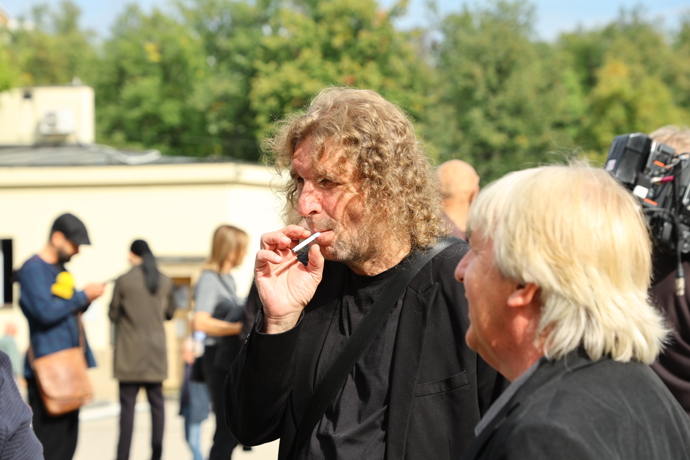 Miroslav Barabáš si dal před obřadem cigaretu.