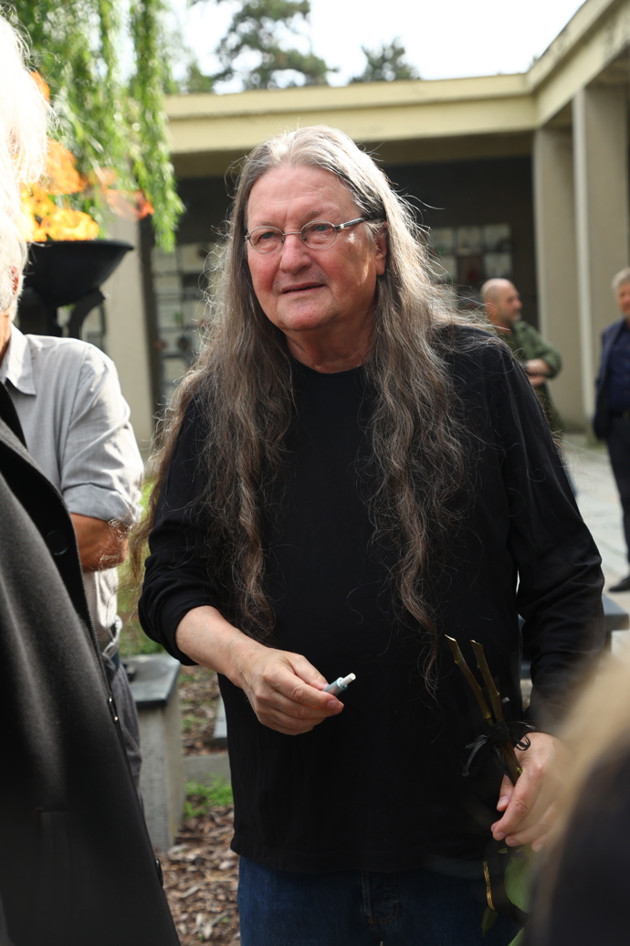 Ivan Hlas si před obřadem zakouřil.