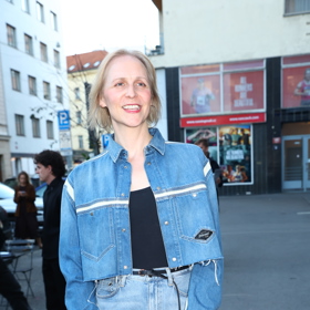 Daniela před premiérou rozdávala úsměvy. 