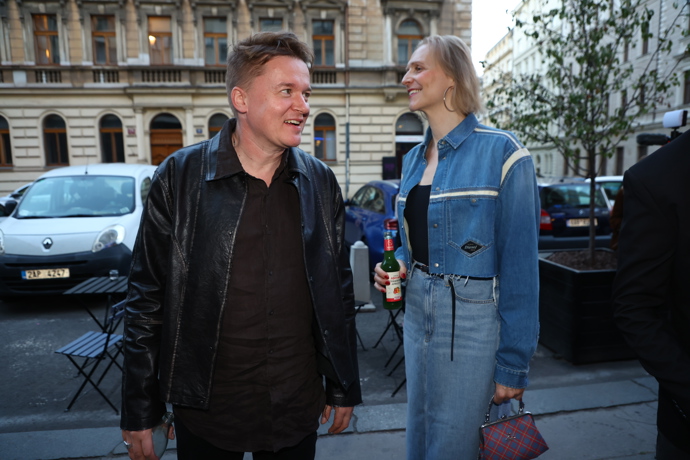 Daniela Špinar a Petr Kolečko si měli očividně co říct a užívali si uvolněnou atmosféru premiéry.