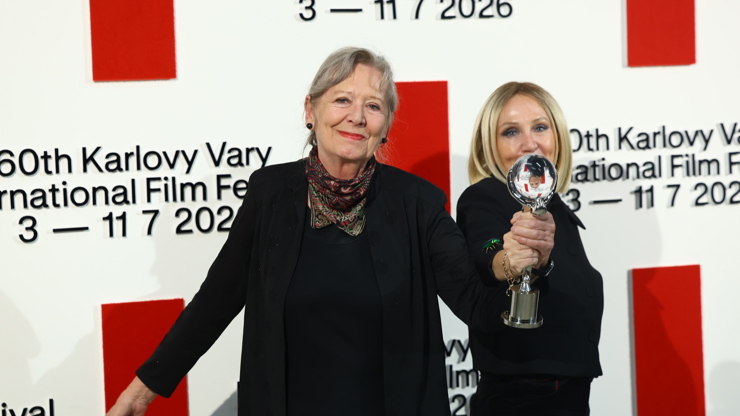 Helena Třeštíková a Bára Basiková si odnáší sošku.