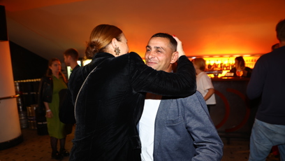 FOTO: Zuzana vřele objímala Julia Oračka a společně si užívali uvolněnou premiérovou atmosféru.