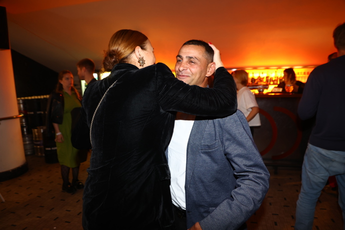 Zuzana vřele objímala Julia Oračka a společně si užívali uvolněnou premiérovou atmosféru.