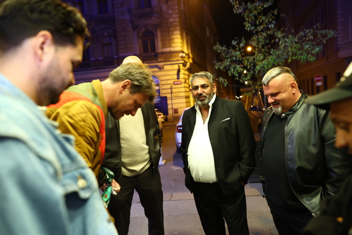 Hosté se bavili i dlouho po konci premiéry. 