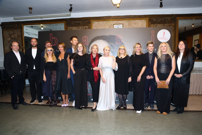 Celá delegace na premiéře filmu o Báře Basikové
