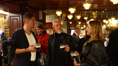 FOTO: Ondřej Ruml s Viktorem Dykem a jeho partnerkou.