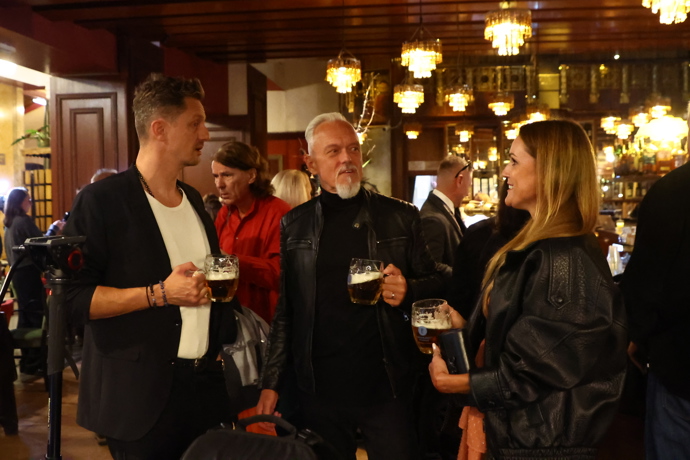 Ondřej Ruml s Viktorem Dykem si stihli popovídat u piva. 