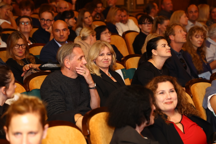 V hledišti zasedla Zuzana Čaputová vedle syna Heleny Třeštíkové, Tomáše Třeštíka. 