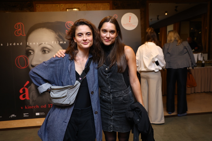 Herečka Eva Podzimková zvolila na premiéru spíše ležérní styl. 