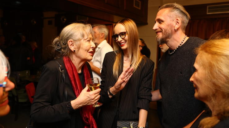 Helena Třeštíková se synem Tomášem Třeštíkem a jeho partnerkou Evou Mullerovou v Lucerně.