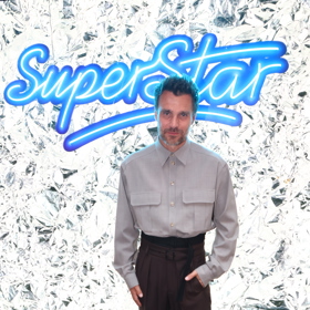 Leoš Mareš se vrátil do SuperStar jako moderátor.