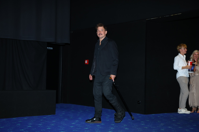 Tomáš Měcháček přišel na premiéru nové komedi s nohou v ortéze a o berli. 