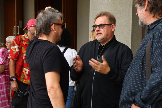 Václav Kopta na pohřbu Luďka Hrzala.