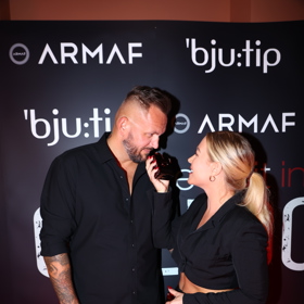 Influencerka Dominika Myslivcová nechala partnera otestovat nový parfém.