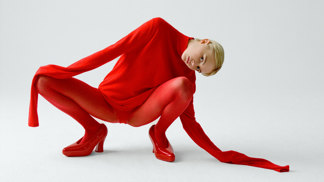  

Vlněný svetr, THE ROW; vlněné šortky, FERRAGAMO; boty, LOEWE; silonky, WOLFORD.
