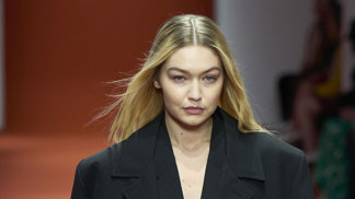  

Gigi a její druhý look, který z kolekce Ready to Wear Fall Winter 2022 značky TOD'S na molo milánského fashionweeku vynesla.
