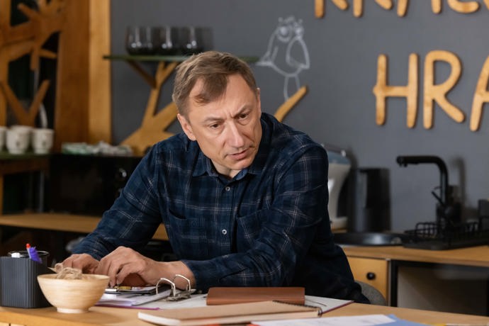 Pavel ale ví, že ve Španělsku bude Bára. A to v něm probouzí vzpomínky na jejich vztah.