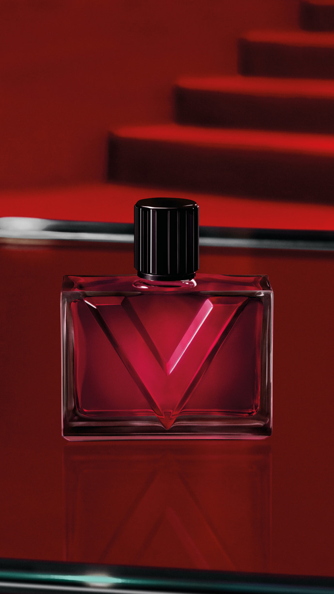 Parfemovaná voda Vendetta, Valentino, 2 490 Kč (30 ml). Tuberóza, doplněná červeným pomerančem a santalovým dřevem
Parfemovaná voda Vendetta, Valentino, 2 490 Kč (30 ml). Tuberóza, doplněná červeným pomerančem a santalovým dřevem
