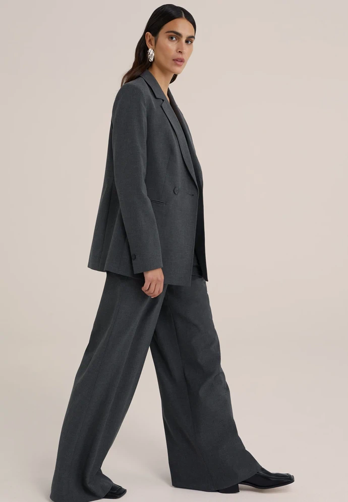 Sako, 3 899 Kč, kalhoty, 1 683 Kč, We Fashion, prodává Zalando Sako, 3 899 Kč, kalhoty, 1 683 Kč, We Fashion, prodává Zalando